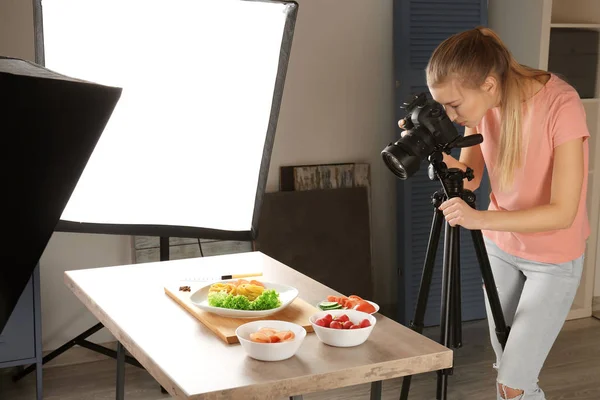 Žena, Fotografování potravin — Stock fotografie