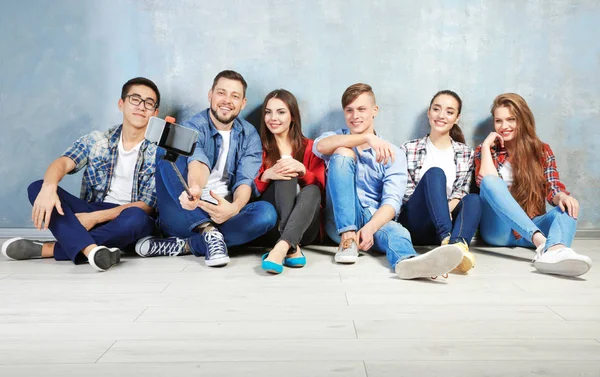 Glada vänner med selfie — Stockfoto