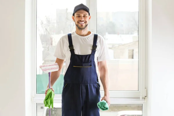 Limpiador de ventanas masculino joven en uniforme — Foto de Stock