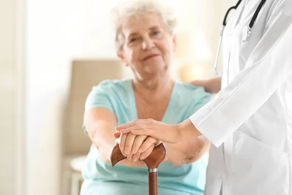 Médecin tenant la main d'une femme âgée — Photo