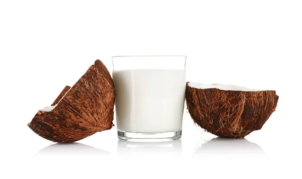 Vaso de leche de coco con nuez — Foto de Stock