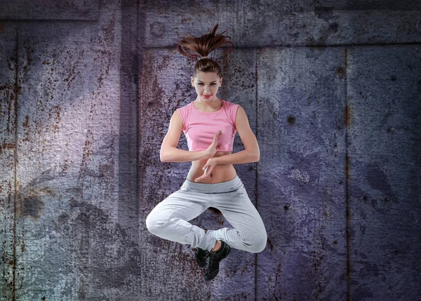 Bailarina de hip hop sobre fondo grunge —  Fotos de Stock