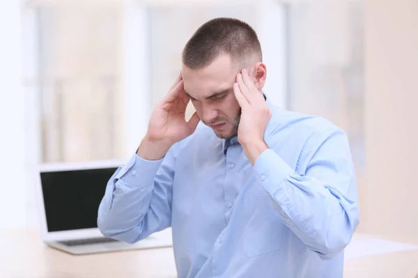 Mladý muž trpící bolestí hlavy — Stock fotografie