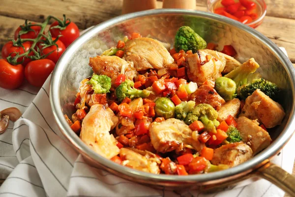 Pollo salteado con verduras — Foto de Stock