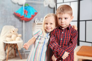 soyunma odasında çocuk