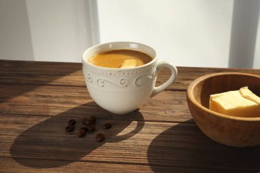 Lezzetli tereyağı kahve ile kompozisyon 
