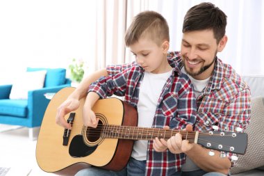Baba öğretim gitar çalmayı oğul 