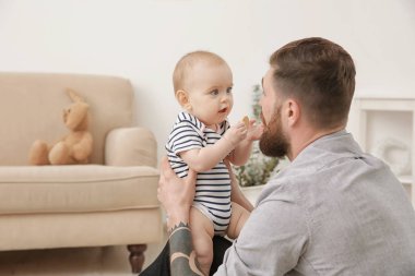 Şirin bebek ile evde oynarken dövmeli yakışıklı genç
