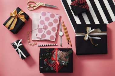 Kompozisyon şık hediye kutuları ve aksesuarları