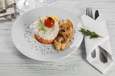 Tavuk göğsü ve pirinç ile plaka  