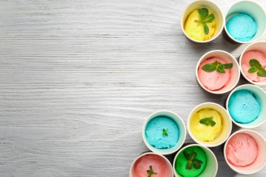 Kağıt bardak koleksiyonunda dondurma 