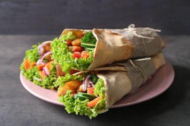 Lezzetli kebap sandviç ile plaka
