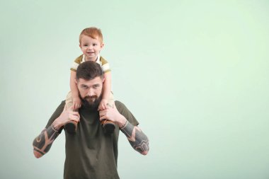 küçük çocuk tutan genç adam
