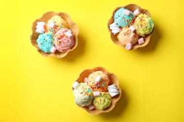 Gofret farklı dondurma ve marshmallow ile kase 