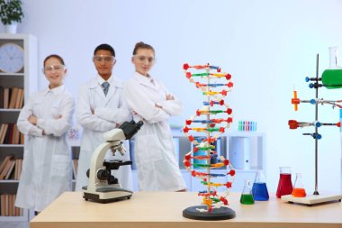Çalışma alanı Dna modeli ve kimya dersinde ayakta öğrenciler ile