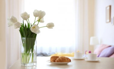 Güzel Beyaz Lale vazo