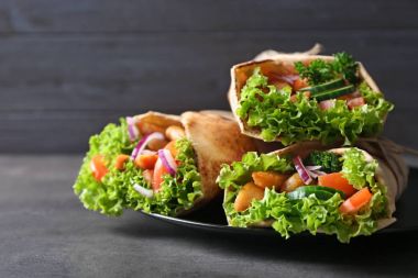 Lezzetli kebap sandviç ile plaka