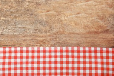 Kırmızı kareli masa örtüsü  