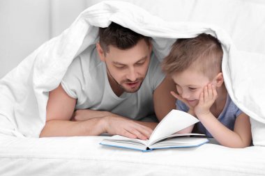 Baba ve oğul ilginç kitap okuma  