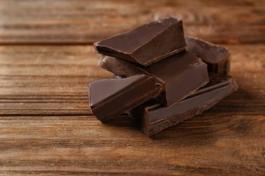 Kara çikolata parçaları.