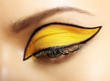Yaratıcı makyaj göz kalemi ile 