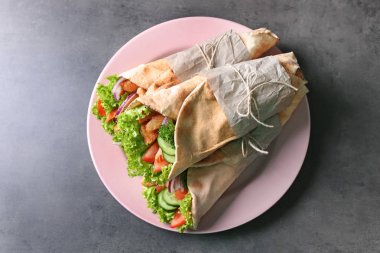 Lezzetli kebap sandviç ile plaka