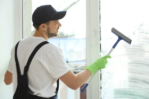 Man wassen venster in kantoor — Stockfoto