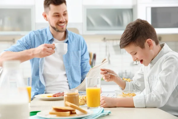 Papa et fils déjeunent — Photo