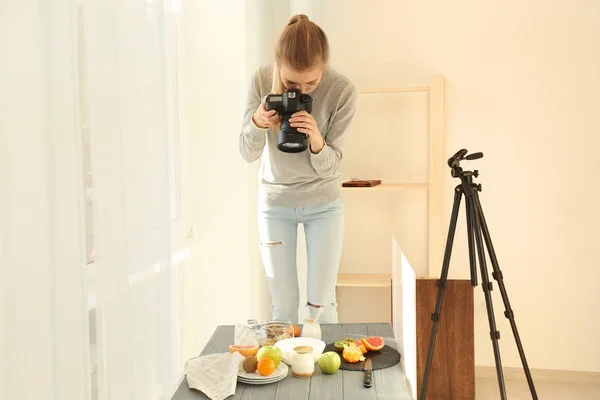 Mladá žena Fotografování potravin — Stock fotografie