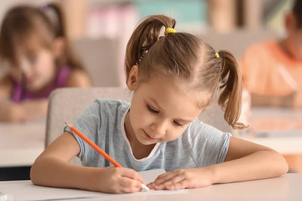 Girl drawing in classroom — Stock Photo, Image