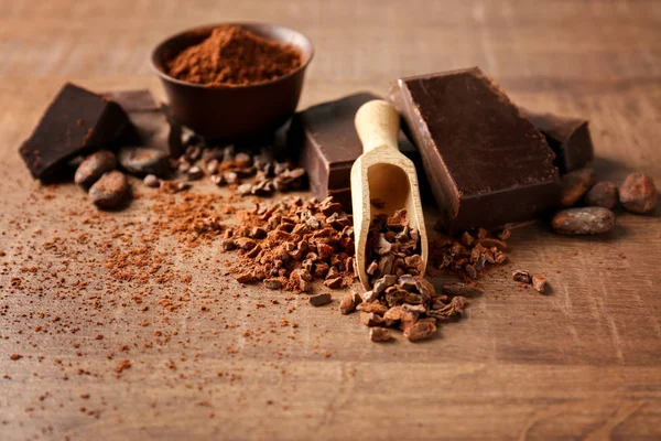 Cocoa nibs and pieces of chocolate — Stock Photo, Image