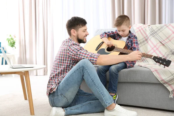 Pai ensinando filho a tocar guitarra — Fotografia de Stock