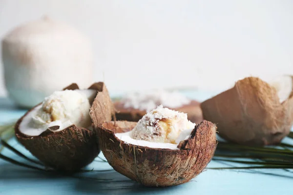 Половинки кокоса со свежим мороженым — стоковое фото