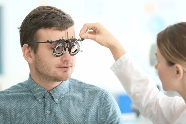 Ženský lékař vyšetřující dospělého mužského pacienta — Stock fotografie