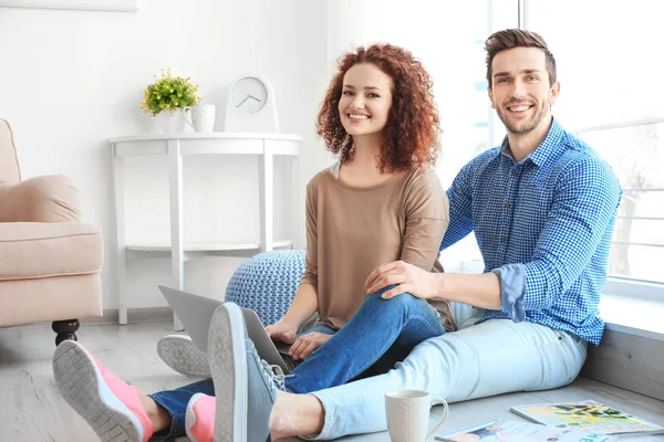 Casal jovem com laptop — Fotografia de Stock