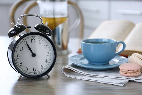 Reloj despertador retro en mesa de almuerzo — Foto de Stock