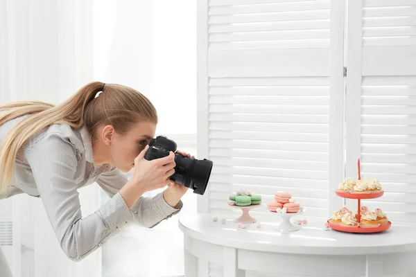 Ung kvinna fotografera mat — Stockfoto