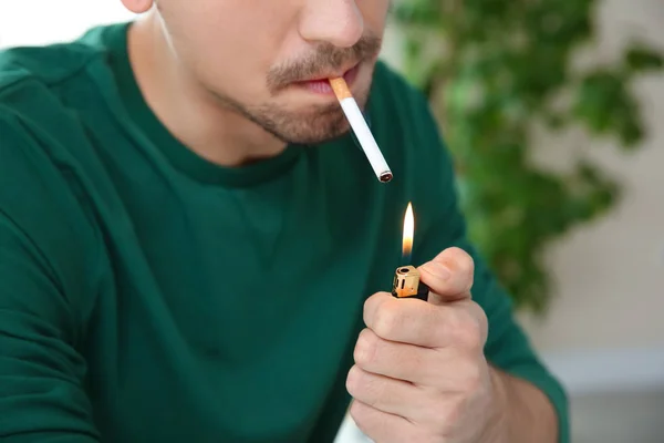 Joven hombre encendiendo cigarrillo — Foto de Stock