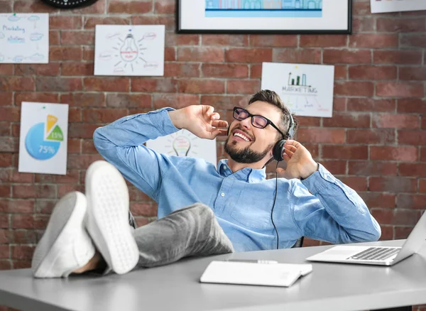 Handsome man listening to music — Stock Photo, Image