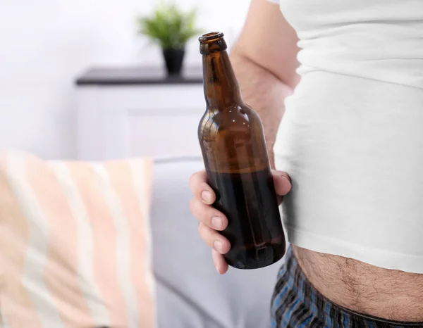 Homem segurando garrafa de cerveja — Fotografia de Stock