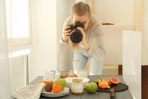 Mladá žena Fotografování potravin — Stock fotografie