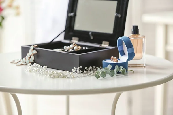 Bijouterie in jewelry box — Stock Photo, Image