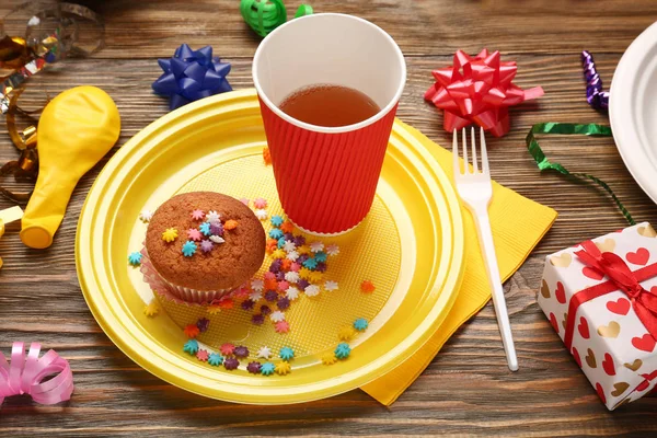 Тарелка с праздничным кексом — стоковое фото