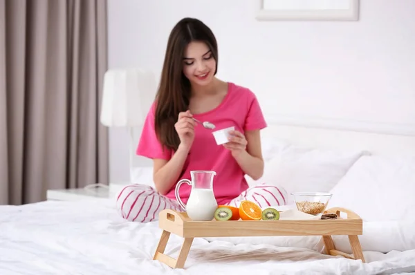 Tablettetisch Mit Leckerem Frühstück Und Verschwommener Frau Hintergrund — Stockfoto