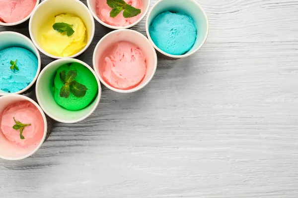 Collezione di gelati in bicchieri di carta — Foto Stock