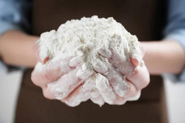 Руки держат пшеничную муку — стоковое фото