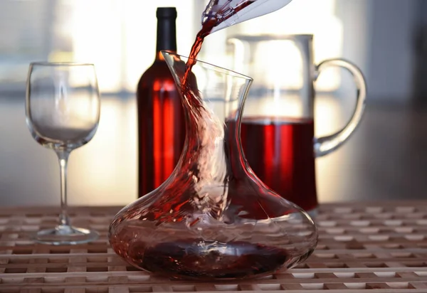 Versare il vino rosso nel decanter — Foto Stock