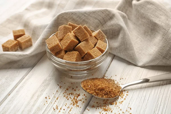 Brown sugar in bowl and spoon — Stock Photo, Image