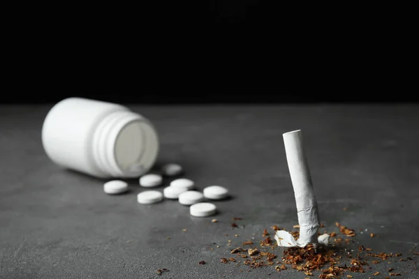 Damaged cigarette and pills — Stock Photo, Image