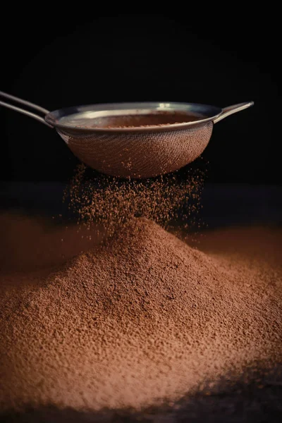 Sikten och pulvriserad kakao — Stockfoto